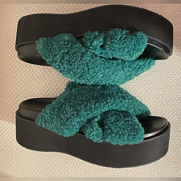 Azalea Wang, Hannah fur platform sandal, green US size 10, platform heel 2 inch - Picture 3 of 11